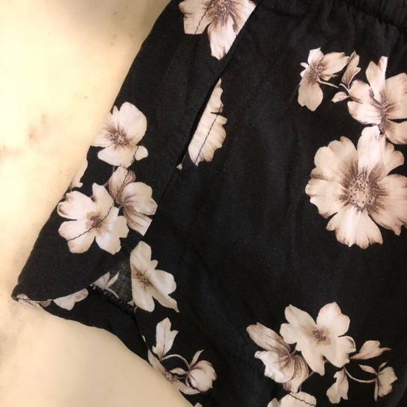 Brandy Melville flower pattern shorts✨ - Picture 5 of 5